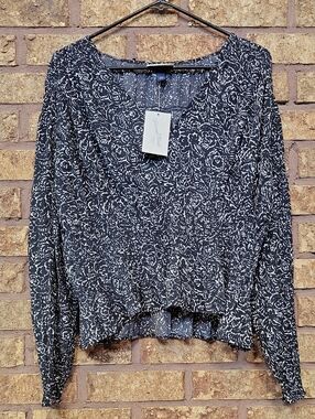 Universal Thread Black and White Floral Blouse Size Large NWT